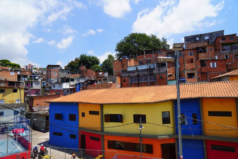 スラム街の常識を変えるブラジル希望のファベーラ Monte Azul（モンチアズール） 青好き